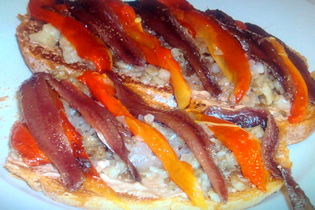 Tostas de berenjena con anchoas Arroyabe