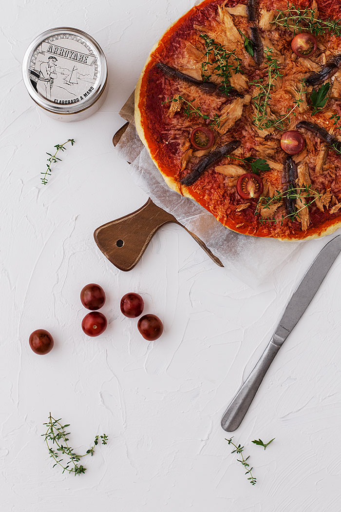 Pizza casera de anchoas y atún